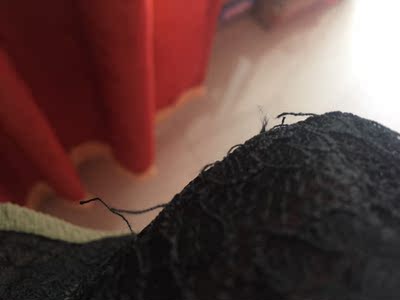 第一次在网上买内衣，买的平时穿的尺码，结果还是有点偏小了。这个内衣表面线头很多，还得自己剪一剪。最近穿浅色衣服比较多，穿了以后再追评吧。