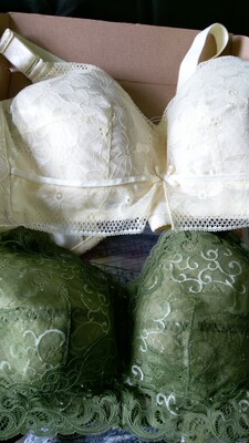 这款一点儿也不勒，聚拢效果好，确实显胸小。赠送的洗内衣网袋也够大，唯一缺点颜色太浅。