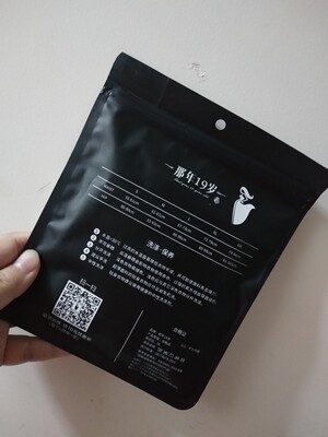 纯棉的，材质很亲肤，手感好，蕾丝花边漂亮。晚上洗过了不掉色，也不缩水。