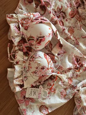 发货速度，快递很给力，这么热的天快递们奔波在途中，实属辛苦，客服推荐的尺码很正，合适，穿上不露小嘟嘟，穿上试试，质量不错，效果很满意，我觉得这个颜色很显皮肤白，拍照效果搭的很亮，喜欢的小主放心拍奥，谢谢客服耐心答复！五星送客服，好评走着，本人保守具体照片不上图。