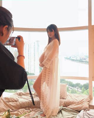 衣服很好很舒服。。。。。。朋友用手机给我拍的。，，，淘宝几年才知道原来评论85个字才会有积分。所以从今天到以后，这段话走到哪里就会复制到哪里。首先要保证质量啊，东西不赖啊。不然就用别的话来评论了。不知道这样子够不够85字。谢谢老板的认真检查。东西特别好，我不是刷评论的，我是觉得东西好我才买的，你会发现我每一家都是这么写的。因为复制一下就好了。