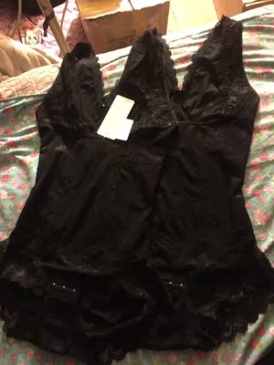 一个s   一个m  先穿m得  等瘦一点了 再穿s的  卖家还送了两个加长扣  现在穿的是m的 打开一看 本来还以为买小了 会穿不上  没想到弹力特别好 穿上感觉也挺舒服的  这个实在是太合适了  超级喜欢  穿一段时间再来评价  祝卖家生意兴隆哈