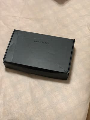 生完宝宝，胸部副乳比较严重，胸部也有点外扩，而且肩膀比较窄，平时穿内衣，经常掉肩带，这次买的这件，真的超级满意，图片没有加滤镜，蕾丝超级美，包装也精致，买了一堆，都很满意，讲真，大胸不容易买到合适的内衣，这个很好，毫不逊色我在专柜买的大几百的