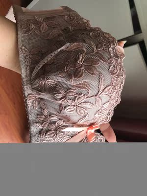 内衣挺好。一套这个价钱不错了 蕾丝也舒服不扎人  卖家售后也挺好 关注你家了 以后买内衣就在你家卖 不错！