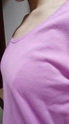 emmmm，给个中评吧 第一，包装是真的简陋，就俩小袋子，买的七八十的内内还有小礼盒用丝带绑着 第二，不知道有没有跟我一样的小姐姐，内衣穿上去不平整强迫症患者表示很不舒服，就算穿普通的短袖也是一样会突出来两条&hellip;&hellip;道道?不过好歹颜值，舒适度还不错 最后客服态度很好，也同意退货但是因为最近生病在家不能出门，而且客服说实物就是这样的，想想算的吧，本来快递就是让男朋友去取的，又总不能让男朋友带到店里让他退所以就留下了 总得来说还行吧