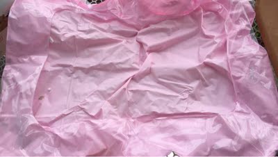 物流快 所谓的大沙盘实际很小 只有50cm长 30Cm宽的样子 不适合小朋友在家玩 我家仔在家玩半个小时我搞了半个小时的卫生 沙子一粘到地上 好粘 拖把根本脱不掉 用布擦也不行 后面是用水洗的 沙子很容易变少 刚开始放的两包 收起来就只有一包半不到了 搞卫生也没有那么丢掉的沙子 不知道怎么回事 模具挺多的 打气筒过于袖珍 打个那么小的沙盘至少要5⃣️分钟 不知道是我家小朋友太调皮了还是确实没那么好用 图片是所谓的大沙盘 近距离照出来都很小 打气筒 习惯好评 物流快 所谓的大沙盘实际很小 只有50cm长 30Cm宽的样子 不适合小朋友在家玩 我家仔在家玩半个小时我搞了半个小时的卫生 沙子一粘到地上 好粘 拖把根本脱不掉 用布擦也不行 后面是用水洗的 沙子很容易变少 刚开始放的两包 收起来就只有一包半不到了 搞卫生也没有那么丢掉的沙子 不知道怎么回事 模具挺多的 打气筒过于袖珍 打个那么小的沙盘至少要5⃣️分钟 不知道是我家小朋友太调皮了还是确实没那么好用 图片是所谓的大沙盘 近距离照出来都很小 打气筒 习惯好评