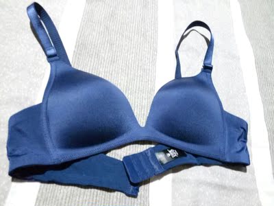 无钢圈，很舒服。开始买的小了，换了一个，物流很快，客服服务非常好。店家的底裤也很好，买了好几次了。