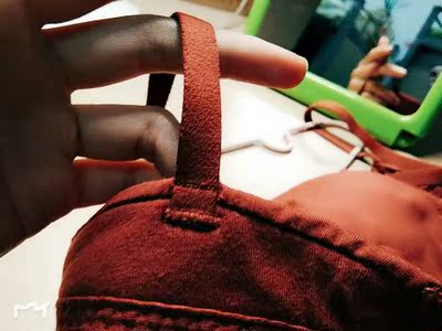 颜色砖红色很美腻,小胸不空杯,肩带一体式。刚刚从晾衣架上拿下来,很棒哟 颜色砖红色很美腻,小胸不空杯,肩带一体式。刚刚从晾衣架上拿下来,很棒哟