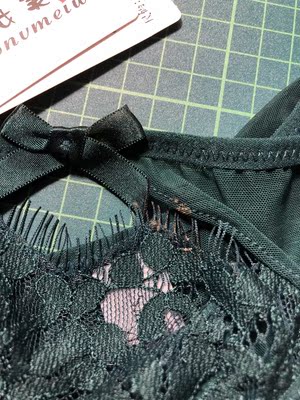 虽然给换了新，但这过程是对方相当不情愿的。新内裤是脏的，从污渍颜色上也不能判断是什么，让我洗洗，&ldquo;申请一点&rdquo;补差价，请问，洗不掉又算谁的过失呢？&ldquo;这款本身设计这样的 好吧&rdquo;、&ldquo;后面的 本身就镂空的&rdquo;，嚯～瞧瞧这轻蔑的语气，我特想告诉你&ldquo;回去好好再熟悉熟悉自己家产品及业务知识吧，镂空明明在前面！老板请你来做客服不是让你敲键盘吃闲饭的！&rdquo;一个差劲的客服真的会影响整个品牌！