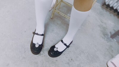 肥肠不错的!!!袜叽穿起来很舒胡，中筒的也没有很容易掉，感觉肥肠好看的啊!!!而且客服超有耐心，收到的猫咪袜子破掉了有点儿难过不过答应给我补新呢~客服敲可爱，比心~≧&omega;≦(尽管破掉了但是还是穿了一下，因为真的太可爱了) ummmm&hellip;&hellip;请忽略我的大粗腿吧&hellip;&hellip;