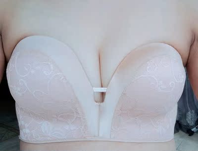 内衣很棒哦，小胸美眉也可以穿出满满的效果，太开心了，无肩带也很稳哦，夏季必备单品哦！