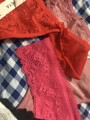 都收到啦。质量很满意,拍的时候卖家很耐心的帮忙挑选码数,开始拍错了两条不合适的码数卖家都有跟我说,建议我换小一点的,很耐心的帮我挑选适合我的码数,给卖家点赞!!!还有这家的价格是真的便宜啊,比在实体店买的便宜超级多的,质量也不会比实体店的差,发货速度很快,物流速度也不错,隔天就收到了,每条内裤都有单独的包装,这次购物的感觉非常棒!下次有需要还会来! 都收到啦。质量很满意,拍的时候卖家很耐心的帮忙挑选码数,开始拍错了两条不合适的码数卖家都有跟我说,建议我换小一点的,很耐心的帮我挑选适合我的码数,给卖家点赞!!!还有这家的价格是真的便宜啊,比在实体店买的便宜超级多的,质量也不会比实体店的差,发货速度很快,物流速度也不错,隔天就收到了,每条内裤都有单独的包装,这次购物的感觉非常棒!下次有需要还会来!