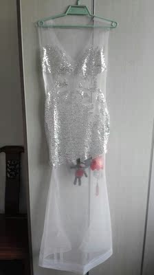 非常漂亮的裙子，大爱，就是那些亮亮的装饰物会像下雨一样掉。