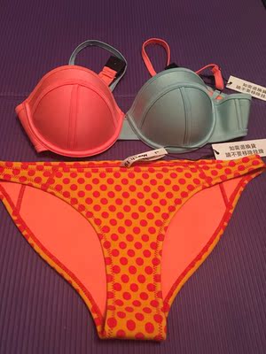 客服耐心给推荐尺码，第一时间收到宝贝迫不及待拆开，一丝线头都没有找到，结实的后背纽扣防走光，我有点胖胖的135斤，168身高给大家参考下，老板客服推荐的尺码很准，质量没得说，颜色很正就是我的身材有点不给力啊。但是拍完照超级显瘦的一款，波点内裤显着格外活泼。