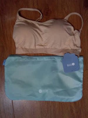 真是特别好的一款内衣，没钢圈的果然很舒服，妥妥的五颗心。店家包装真的挺用心，硬纸盒包装的一点都没有压皱，值得回购！不得不说店家服务真的很用心，客服推荐的尺码很合适，女性夏天必备品，穿了一天了、很舒适、感觉自己没穿内衣一样、不勒、完美贴身质量超赞的、透气性很好、面料柔软舒适、物廉价美、!超级好的一款!很满意、五星好评.....