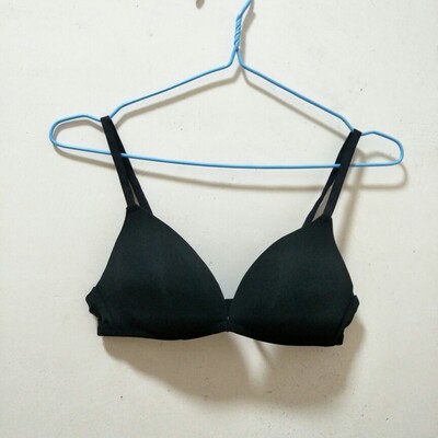 从小红书来的 第一次在网上买内衣内裤 也是第一次买六只兔子的 看了很久直播 表白主播 很有耐心 买了四套 都是薄的 很舒服 特地洗了穿了两套才来评价 就是客服有点烦 又打电话 发信息 又旺旺消息 一直催我好评 小烦  但送的玫红点的内衣收纳盒 讲真 有点low 随便换个颜色看上去都比这个上档次一点 小小的建议 希望店家看到能够考虑一下 但宝贝是不错的 总之对得起这个价格 会回购 希望下次送的收纳盒好看一点 谢谢