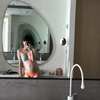 在三亚之行前赶上了这款泳衣上新，立马下单蓝后在出发前，得到！材质款式绝无撞衫的可能哈哈哈哈。上下装能分开拍这点对孕妇来说非常友好。等傍晚去下面泳池再上图（现在下去怕晒伤了）