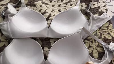 收到了,这款买了好几次,在不同的店买的,价格也不一样,做个对比吧。上面灰色的事在这家买的,下面肉色的在别家买的,别家要贵十几块,款式,用料一模一样,我怀疑就是一个工厂出的|・ω・`)但是灰色的海绵有点软趴趴的,新到的就有褶皱了,而且细节也相对粗糙,不过也算是物有所值。总而言之,贵的没吃亏,便宜的也没上当。 收到了,这款买了好几次,在不同的店买的,价格也不一样,做个对比吧。上面灰色的事在这家买的,下面肉色的在别家买的,别家要贵十几块,款式,用料一模一样,我怀疑就是一个工厂出的|・ω・`)但是灰色的海绵有点软趴趴的,新到的就有褶皱了,而且细节也相对粗糙,不过也算是物有所值。总而言之,贵的没吃亏,便宜的也没上当。