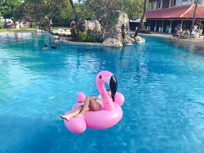 因为跟老公去巴厘岛度蜜月所以就买了这一套,肚子上有点小肉肉的女生很合适哦。拍照也很好看,后面系长长的带子很好看。强力推荐!!我很少评价的。 因为跟老公去巴厘岛度蜜月所以就买了这一套,肚子上有点小肉肉的女生很合适哦。拍照也很好看,后面系长长的带子很好看。强力推荐!!我很少评价的。