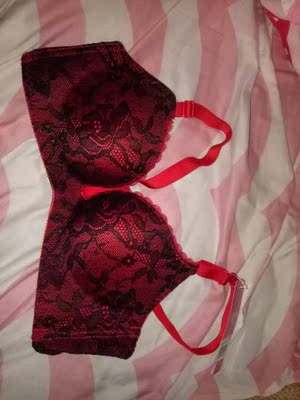 朋友推荐的店，在打特价的时候买的，一次性买了三件，刚收到货就试了一下感觉挺好穿的。