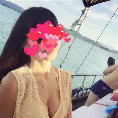 很好看，显胸，有了外罩衫不会显得暴露