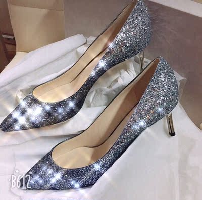 闪片的鞋子，我一直都有种草，很buling buling，这个颜色是冰雪女王的，很梦幻，穿着也是很性感的 ，这家店的鞋子，我都挺喜欢的，颜色很多，感觉都很喜欢，特意穿了一个多月才评价的，跟还是挺稳的，性价比高，鞋底不用贴底，我觉得挺耐穿的，亮片的软硬度，刚好，不是那种很硬的，亮片没掉，质量不错，已经下单再买一双其它的颜色，记得给优惠哈，经分享给闺蜜了。