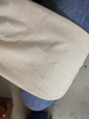 这就是卖家的不负责任，那是背面能遮的住吗？还叫我将就着穿，你穿我看看，买了这么久的淘宝第一次这么生气，经过的都看看了，这么不负责的卖家还是考虑清楚了