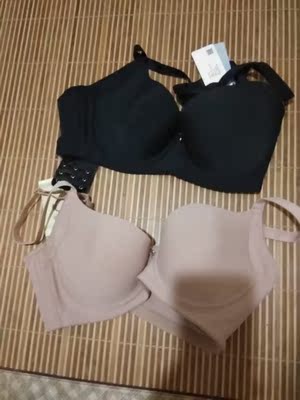 内衣确实不错。不害怕漏点。码数标准。也很舒服。也有送加长扣。淡淡的奶香味。关键是大胸显小。