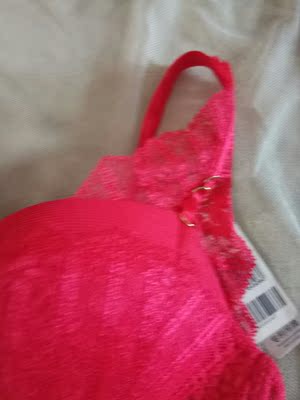 内衣好漂亮没有色差！聚拢效果很好，没有胸器，选的厚杯，非常适合，穿上一点也不勒，很舒服，网购过最好穿的内衣了，以后有需要再回购！好评！内衣好漂亮没有色差！聚拢效果很好，没有胸器，选的厚杯，非常适合，穿上一点也不勒，很舒服，网购过最好穿的内衣了，以后有需要再回购！好评！