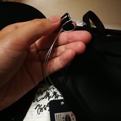 这件吊牌怪怪的，像手动挂上去的，确认收货了，没法退，心里阴影面积挺大，客服不回复