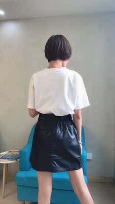 裙子气质很软，穿起来很舒服。上身超显瘦，非常喜欢！