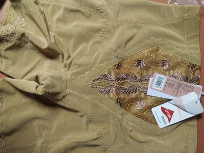 已经收到货有几天了,没有特意着急来评价就是想看看试穿几天看看怎么样,我是生完小孩肉松垮裤的,以前听朋友介绍的这款塑身内衣效果不错,正品这个不是太了解,因为没有用过正品,到货跟朋友的对比了一下,没有区别,按照卖家说的刮开防伪验证了是正品,穿了几天贴身不紧身没有嘞的感觉,尤其文胸,副乳收的很好,提升也不错,自己觉得这样的价格和质量。我都非常满意,先穿一段时间看看效果再来追评 已经收到货有几天了,没有特意着急来评价就是想看看试穿几天看看怎么样,我是生完小孩肉松垮裤的,以前听朋友介绍的这款塑身内衣效果不错,正品这个不是太了解,因为没有用过正品,到货跟朋友的对比了一下,没有区别,按照卖家说的刮开防伪验证了是正品,穿了几天贴身不紧身没有嘞的感觉,尤其文胸,副乳收的很好,提升也不错,自己觉得这样的价格和质量。我都非常满意,先穿一段时间看看效果再来追评