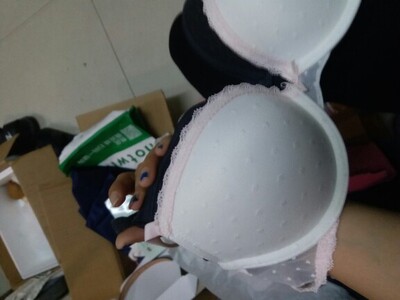 他们家我是一直喜欢的    很舒服不过  这次的快递太让我尴尬了  本来盒子就是被拆过检查的  塑料袋被弄坏了  中途还被快递用胶带贴了一下   不知道内衣有没有被掉出来哦莫！