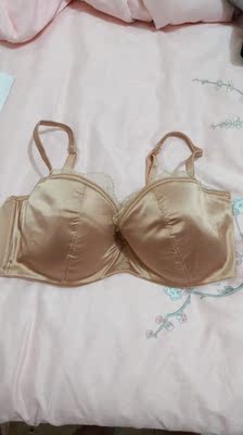 在这家买了好几次了，怎么说呢！还是比较平价的，质量也还不错，毕竟大胸很难买好看的内衣，一如既往的好，一如既往的喜欢，推荐推荐