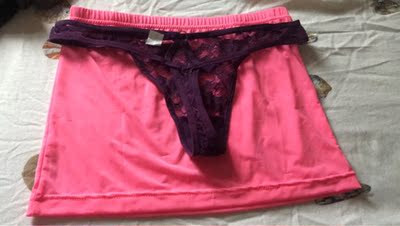 第一天穿上班，男同事都說很好看啊！彎腰時不小心會走光，露出屁屁來。