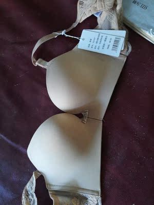 内衣很好，材料柔软，穿着舒服，尺码正好，不勒背，我很喜欢😍，第一次网购内衣很满意，还带的加长😊扣