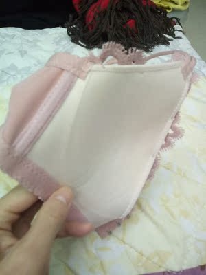 样式很漂亮，就是布料有点硬，偶尔装逼时穿还行，长期穿就要换种布料