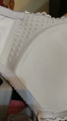 有点失望，因为看得出来面料和用的海绵并不好，甚至还有味道，从大学开始就在这家买内衣，不用考虑码数，但是不会回购了，因为里料都不是纯棉的，还要这个价格。