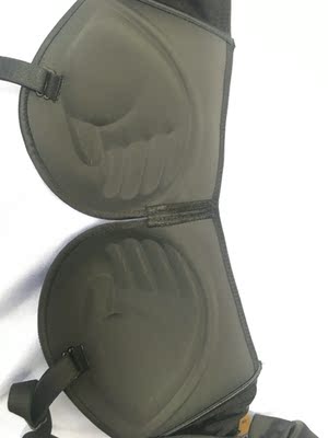 这件内衣确实不错，穿着比较紧不会跑，关键是还比较聚拢，值得再入手第二件，如果有肤色的就更完美了