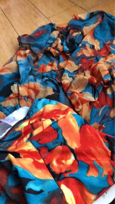 衣服和泳裤不一样颜色，不好看