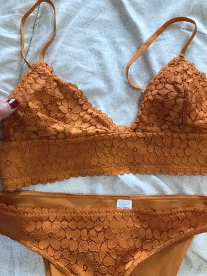 真的特别喜欢这套内衣,买的时候还担心会凸点,但是穿上后没有凸,我的肤色偏暗,这个色还挺抬皮肤的,薄薄的,穿着很舒服,超级喜欢 真的特别喜欢这套内衣,买的时候还担心会凸点,但是穿上后没有凸,我的肤色偏暗,这个色还挺抬皮肤的,薄薄的,穿着很舒服,超级喜欢