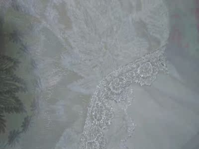 衣衣很漂亮，上身做工挺好的，也不扎人。后面是拿袋子系的，胖瘦都能穿，就是裙子有点硬，不那么垂，不知道洗一洗会不会好些