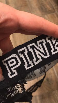 用手輕輕一拉竟然就已變成這樣。 質量太差，穿上身可能會整個拉爛吧⋯⋯