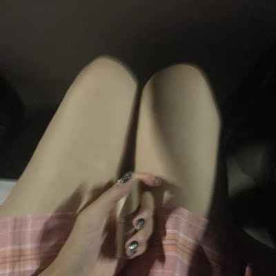 快递炒鸡快 小裙子也炒鸡好看 就是我这个170的个m码腰又点肥 但是好看是真的啦很显腰显瘦