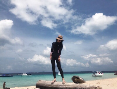 三天就收到了，衣服质量很好，做工精细，柔软的面料穿在身上很舒服，衣服有弹力穿在身上没有紧绷的感觉，胸垫的地方可以取出来，脖子也不会感觉到紧，拉链头上的地方是有防护的，不用担心拉链会卡脖子 很好穿脱，设计很新颖很时尚，很凸显身材曲线，修身显瘦显腿长，整体感觉气质优雅，很满意