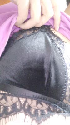 emmmm，给个中评吧 第一，包装是真的简陋，就俩小袋子，买的七八十的内内还有小礼盒用丝带绑着 第二，不知道有没有跟我一样的小姐姐，内衣穿上去不平整强迫症患者表示很不舒服，就算穿普通的短袖也是一样会突出来两条&hellip;&hellip;道道?不过好歹颜值，舒适度还不错 最后客服态度很好，也同意退货但是因为最近生病在家不能出门，而且客服说实物就是这样的，想想算的吧，本来快递就是让男朋友去取的，又总不能让男朋友带到店里让他退所以就留下了 总得来说还行吧