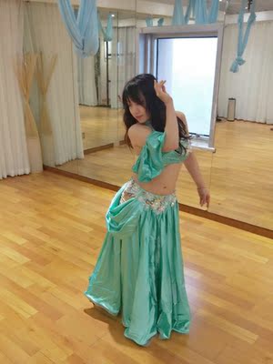 买来考试穿的，75B穿着合适，裙摆有硬纱型很挺，自带打底裤棒棒哒