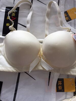 看到了吗，这款247文胸还有透气孔，穿上真的是太透气了，惊喜！老实说，这是我买过舒适度最好的内衣了，这种材质真的穿着很舒服，表面滑滑的，太舒服了，完全没有一点勒人的痕迹，并且真的是很适合我们这种平胸一族了