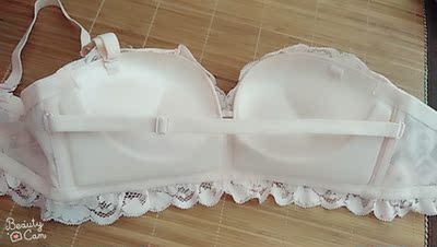 这是第二次回购这家内衣了，依然是很满意，这个新款也不错特别是背后的这个加固带的设计很喜欢，里面的面料穿着很舒服，没有钢圈穿一天也不会勒的痛，重点是小胸也能穿出满意感😄😄