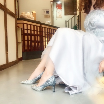 买来当伴娘穿的，很正的颜色，和我的礼服很好搭。做工也很棒，鞋型很漂亮，平时都穿平底鞋，以为这么细的跟会难走路，但是担心是多余的，鞋跟高度很适中，虽然是细跟但走路很稳。上脚也很柔软。总体都很满意。